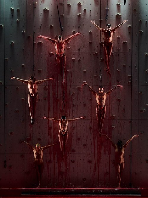 Provozierender Horrortrash: blutende Frauen am Kreuz. Provozierender Horrortrash: blutende Frauen am Kreuz.