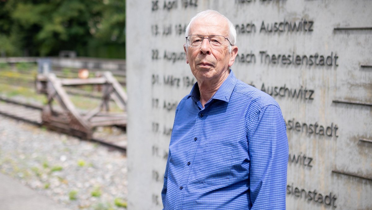 Andreas Keller am "Zeichen der Erinnerung" im Stuttgarter Nordbahnhofsviertel. Foto: Julian Rettig