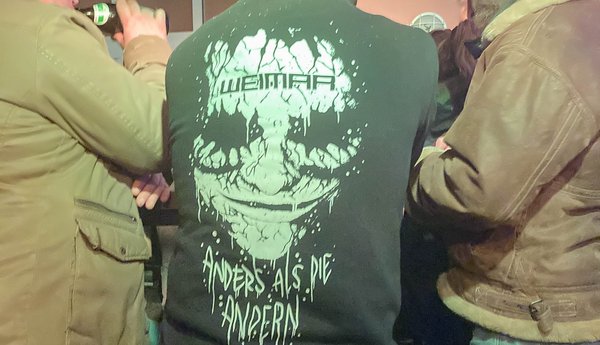 Besonderes Schmuckstück am Tresen: Hoodie der Heavy-Metal-Band "Weimar". Foto: Kontext