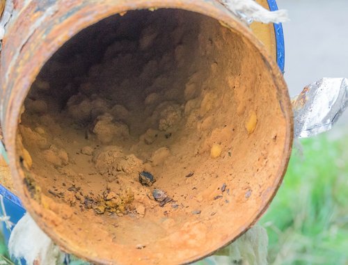 Das aktuelle Foto (14.8.2023) zeigt das inzwischen stark zerbröselte Innere. Rost wurde in Wasser- und Heilquellenschutzgebiete gespült. Foto: Ulli Fetzer