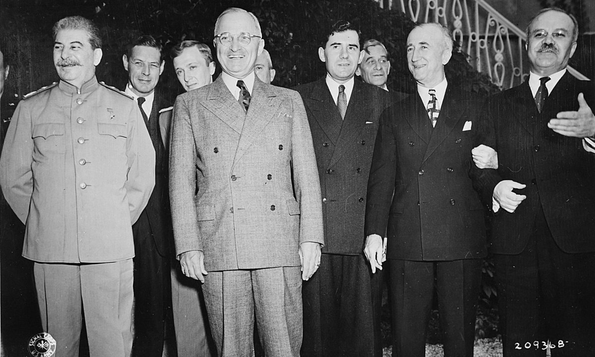 Potsdamer Konferenz Ende Juli 1945. Vorne von links: der sowjetische Diktator Josef Stalin, der US-amerikanische Präsident Harry S. Truman,  der sowjetische Botschafter in den USA Andrei Gromyko, der US-amerikanische Außenminister James F. Byrnes sowie der sowjetische Außenminister Wjatscheslaw Molotow. Foto: Autor unbekannt, U.S. National Archives and Records Administration, https://commons.wikimedia.org/w/index.php?curid=17059957