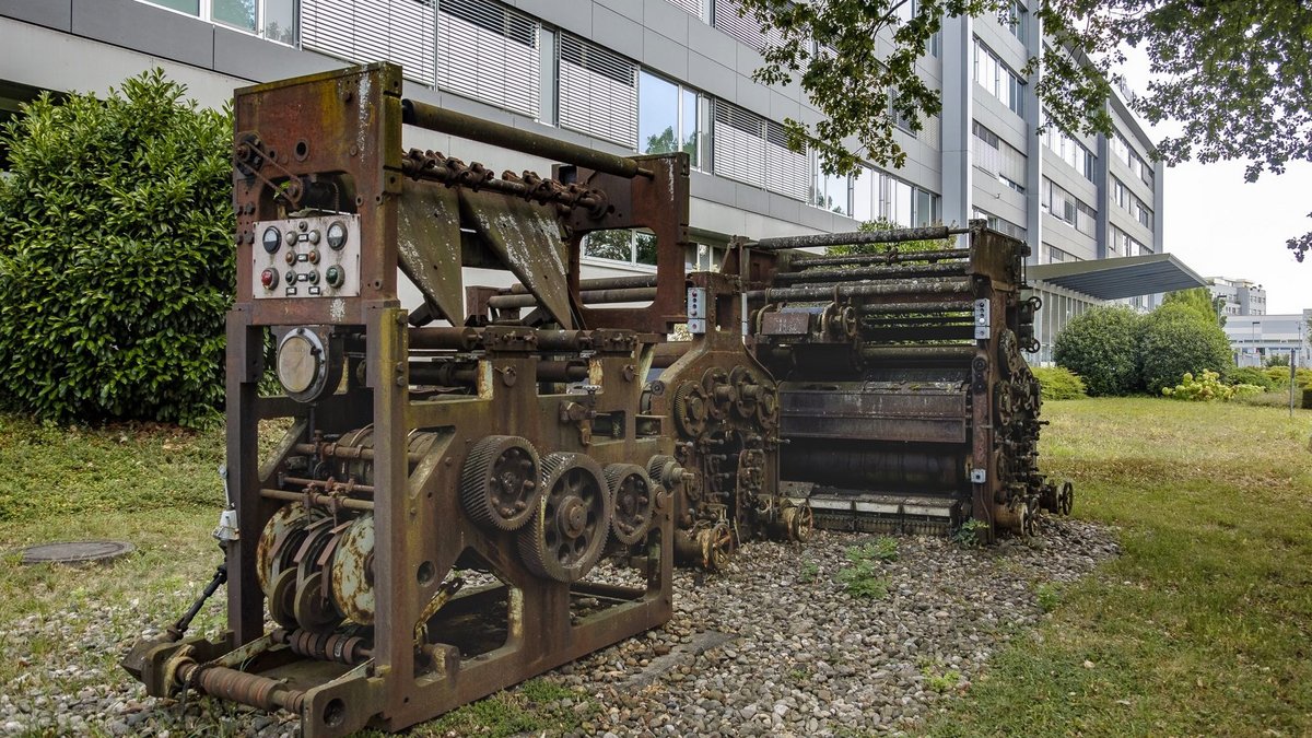 Die alte Rotationsmaschine, Baujahr 1934, steht vor dem Verlagshaus in der Esslinger Zeppelinstraße. Für eine neue haben die Drucker 2015 auf Weihnachtsgeld verzichtet. Nun wird ihnen gekündigt. Fotos: Joachim E. Röttgers