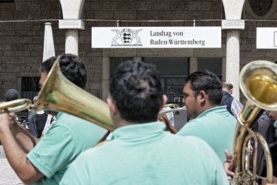 Eine Roma-Kapelle spielt 2015 zum Flüchtlingsgipfel vor dem Landtag.