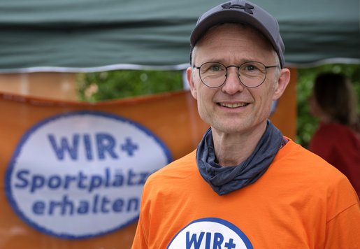 Jörg Sanzenbacher (Sportplätze erhalten) will, dass die Bücherei im Pfleghof bleibt. Und kämpft für den VfL-Post-Sportplatz.