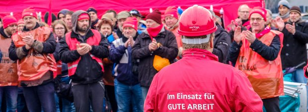 Die Belegschaft der Firma Sauter in Metzingen beim Warnstreik.