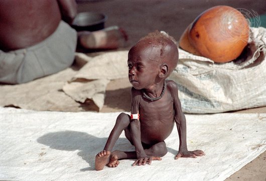 Hungersnot im Südsudan, 1998. Foto: UN Photo/Eskinder Debebe, <a rel="nofollow" class="external text" href="https://dam.media.un.org/CS.aspx?VP3=SearchResult&VBID=2AM94SAXMIG9&PN=4&WS=SearchResults" target="_blank" class="external-link-new-window">Link</a>