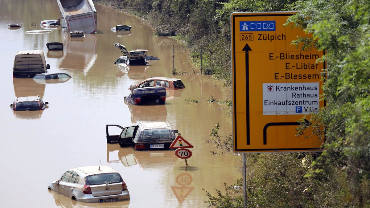 Für sie ist erstmal alles zu spät: Gestrandete auf der B265 im Rhein-Erft-Kreis, NRW, am 17. Juli. Foto: dpa/Christoph Hardt, Geisler-Fotopress