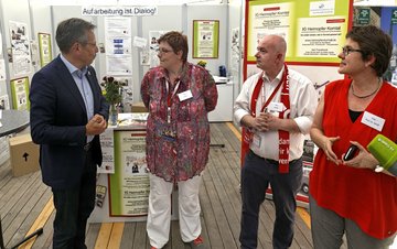 Johannes-Wilhelm Rörig, Missbrauchsbeauftragter der Bundesregierung, besucht den Stand der Korntaler Heimopfer.