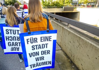 Kulturdemo auf der gesperrten B 14, 2017.