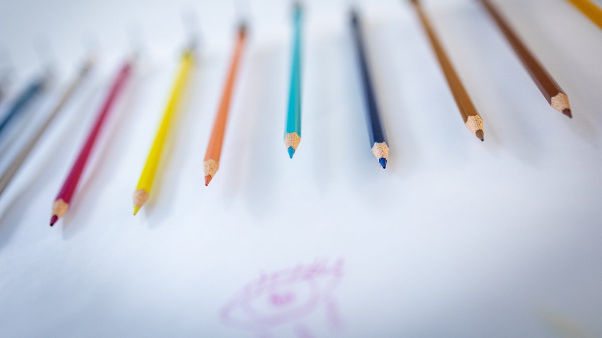 Stifte an einer Wand des Literaturhauses laden die Besucher:innen zum Mitmalen, Schreiben, Dichten ein.