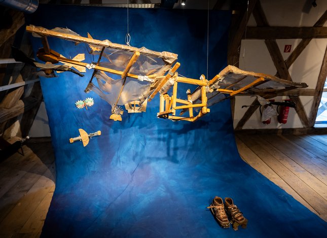 "Mit diesem Kruscht kannst du niemals fliegen", sagten die Leut' – er wusste das längst.