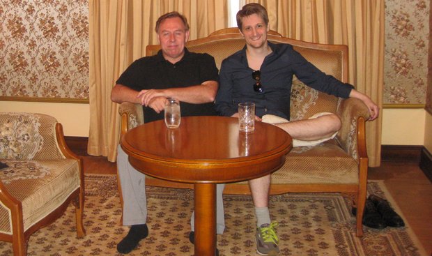 Robert Tibbo und Edward Snowden in Moskau. Foto: privat