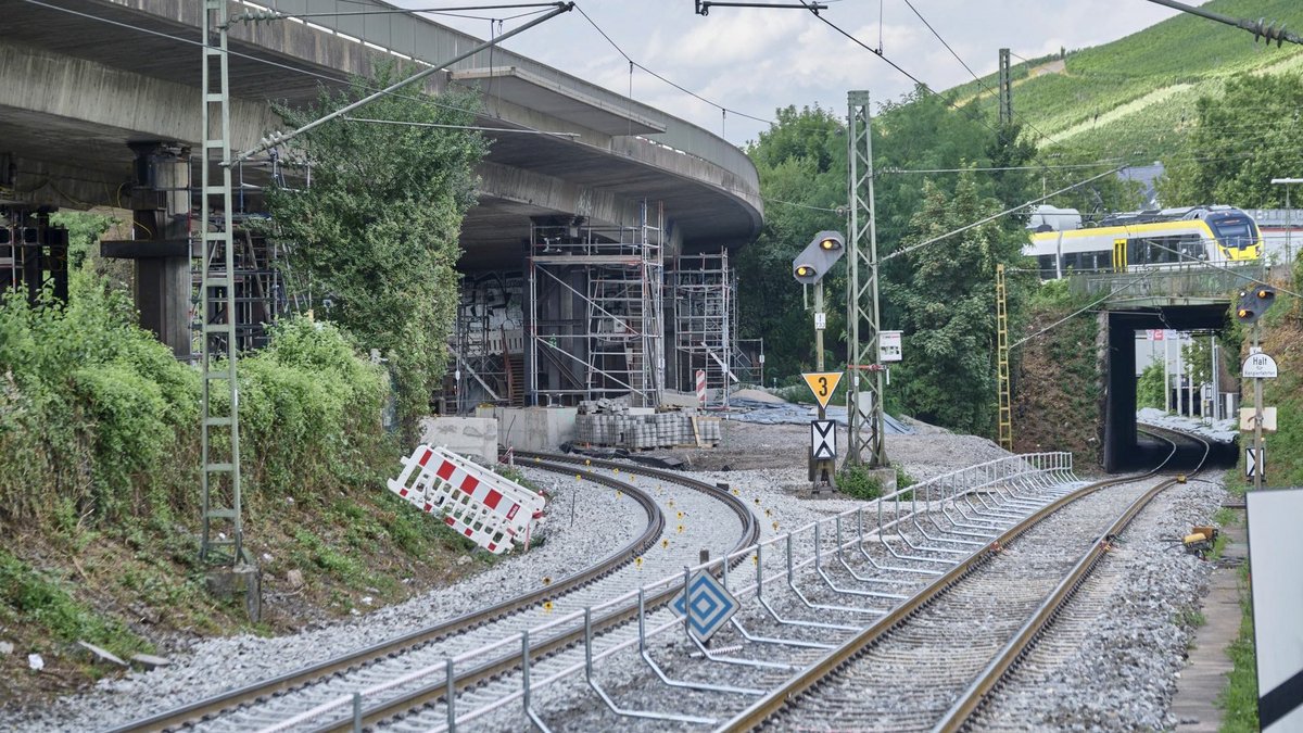 Im Untergrund tut sich was: Abgestützt werden jetzt die Pfeiler der Bruckwiesenwegbrücke, in deren Nähe der Boden unter dem Gleis nachgab.