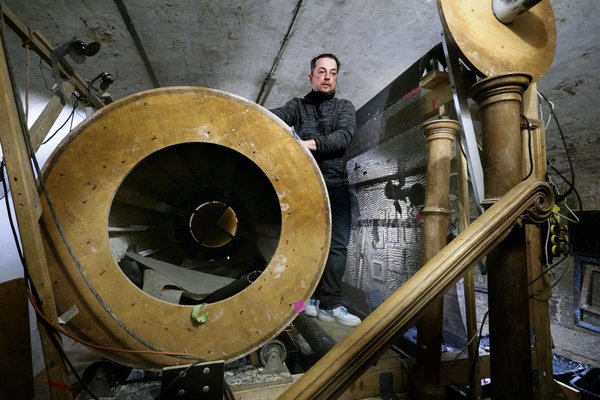 Der Brei bleibt am Netz kleben und trocknet zu einer Papierbahn.