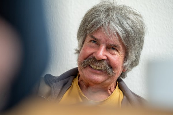 Thomas Michel in der Kontext-Redaktion. Foto: Jens Volle