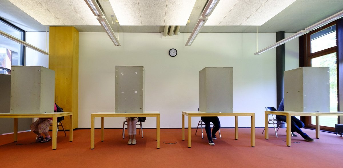 Wählen im Wahllokal: Bald könnte das gewohnte Habitat des Souveräns fehlen. Fotos: Joachim E. Röttgers 