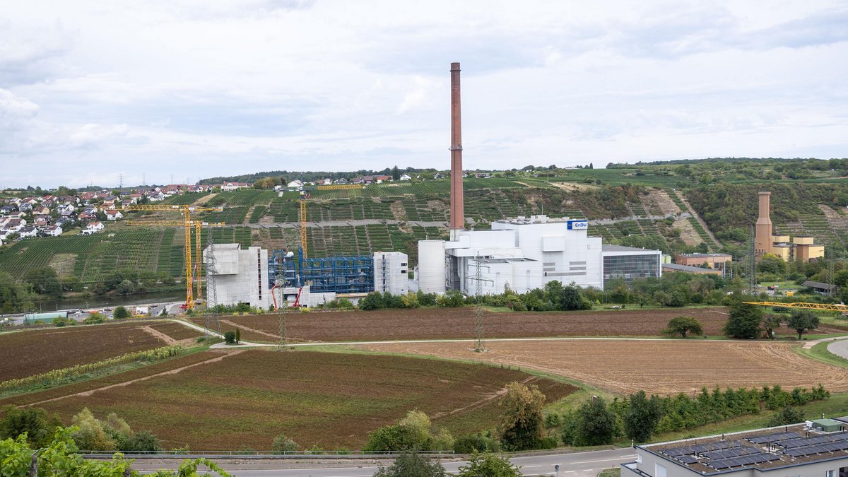 Auf dem Gelände des früheren EnBW-Kohlekraftwerks in Walheim entsteht eine Klärschlammverbrennungsanlage. Foto: Julian Rettig