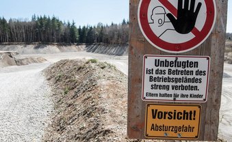 Zoff um Kies unter Bäumen