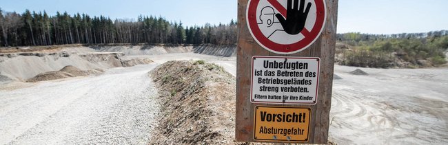 Zoff um Kies unter Bäumen