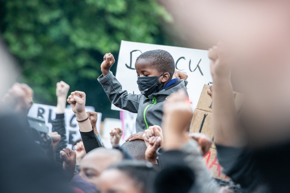 Beim Aufstehen gegen Polizeigewalt darf er sitzen bleiben. Fotos von der Demo und dem Protestzug durch die Stuttgarter City mit Klick auf den Pfeil.