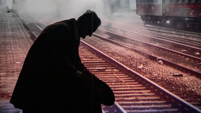 Wegen euch Juden stecke ich in diesem Schlamassel, denkt er.