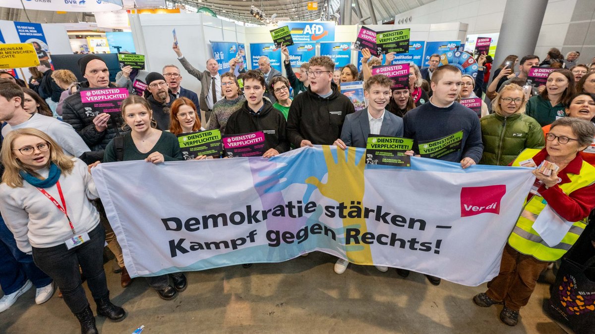 Vor dem AfD-Stand auf der Bildungsmesse Didacta in Stuttgart gab es am 11. Februar Protest. Fotos: Jens Volle