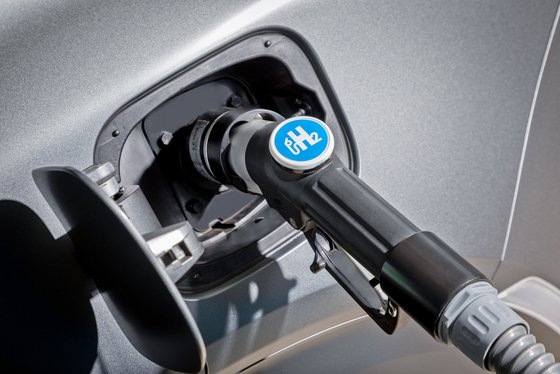 Einmal Wasserstoff zapfen – voll, bitte. Foto: Hyundai, Thorsten Weigl Einmal Wasserstoff zapfen – voll, bitte. Foto: Hyundai, Thorsten Weigl