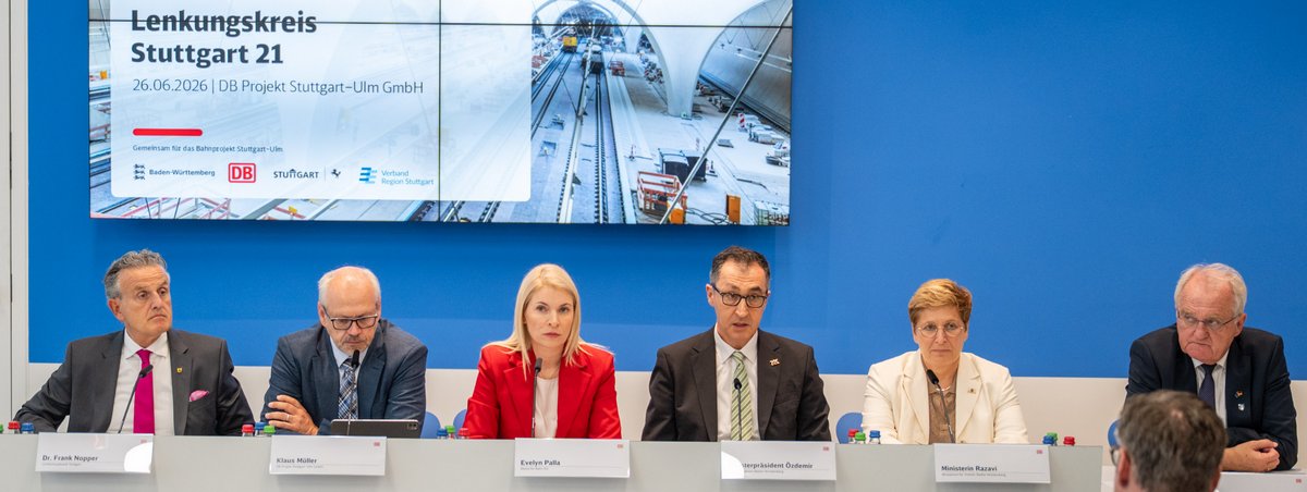Selten so breit: Die Besetzung des Lenkungskreises am vergangenen Freitag. Von links: Frank Nopper, PSU-Geschäftsführer Klaus Müller, Evelyn Palla, Ministerpräsident Cem Özdemir, Landesverkehrsministerin Nicole Razavi, VRS-Präsident Rainer Wieland.