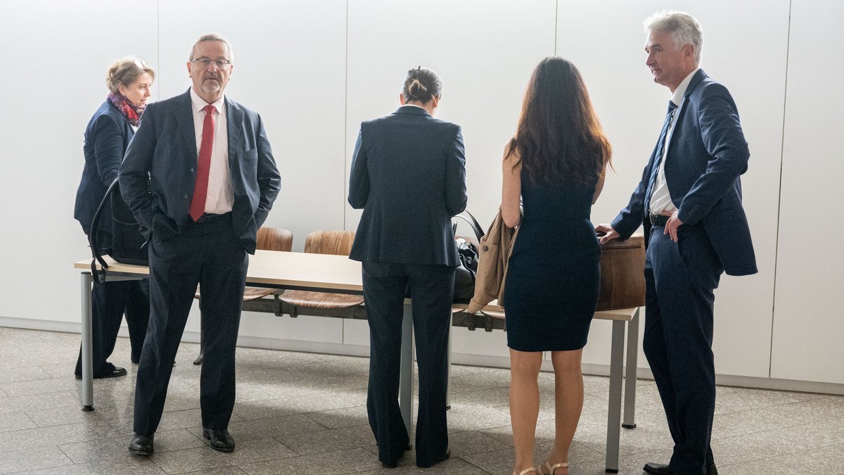 Vor dem zweiten Prozesstag: Andreas Renner (ganz rechts, neben ihm seine Ehefrau) mit seinen drei Anwält:innen. Fotos: Jens Volle