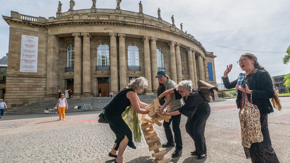 Spielaktion vor der Stuttgarter Oper? Foto: Jens VolleSpielaktion vor der Stuttgarter Oper? Foto: Jens Volle
