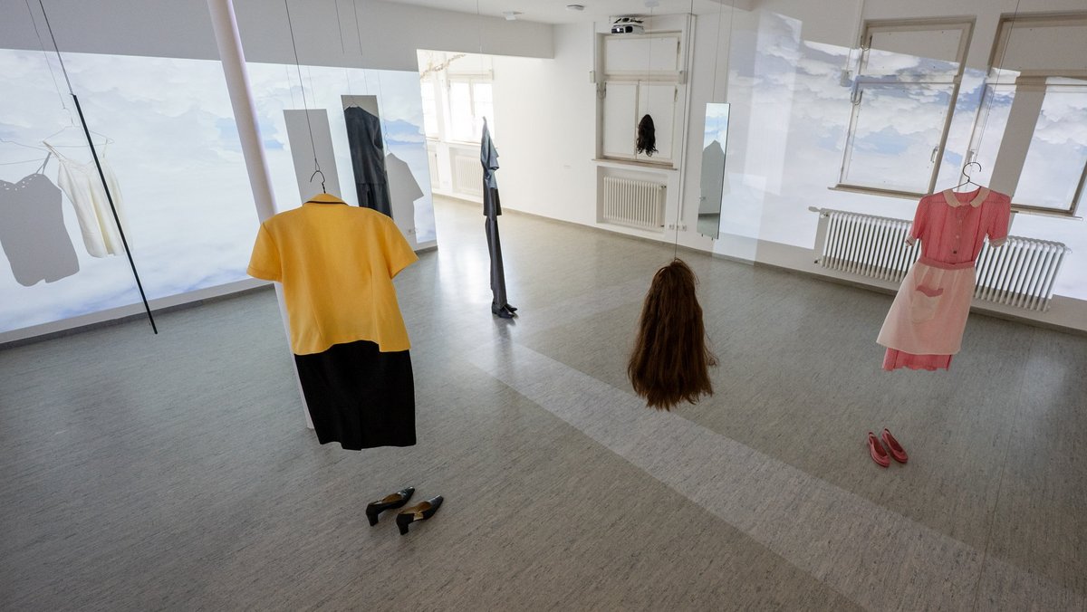 Kleider machen Leute: Installation von Syowia Kyambi. Kleider machen Leute: Installation von Syowia Kyambi.