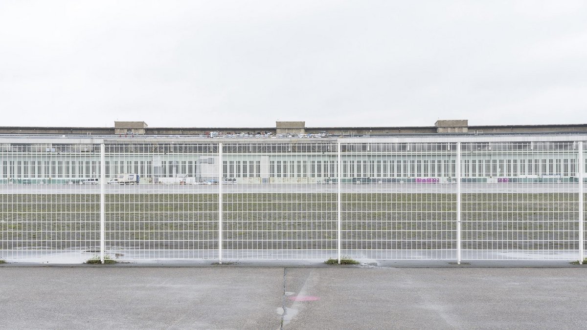Und so wurden in Berlin Tegel Geflüchtete verwahrt. Foto: Maziar Moradi Und so wurden in Berlin Tegel Geflüchtete verwahrt. Foto: Maziar Moradi