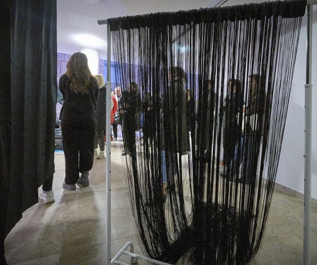 Fadenvorhang von der Stange. Fadenvorhang von der Stange.