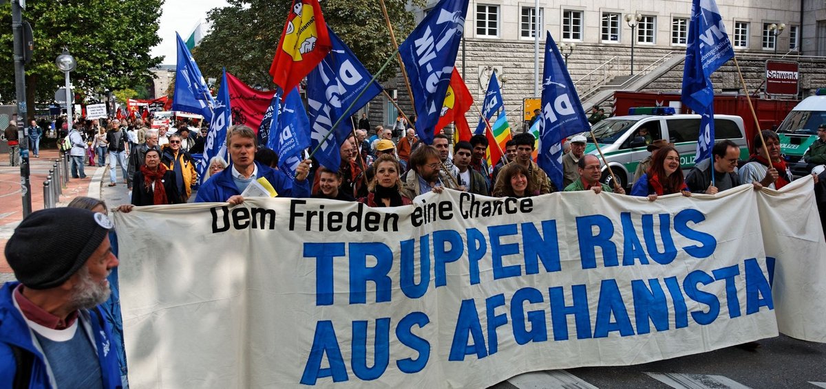 Der Afghanistan-Einsatz war fruchtlos, doch nach dem Abzug herrscht endgültig Chaos. Friedens-Demo 2008 in Stuttgart. Fotos: Joachim E. Röttgers