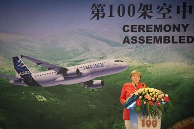 Gratulation zum Jubiläums-Airbus. Im Beisein der Kanzlerin wird der 100. Airbus-A320 vorgestellt, der im Werk von Tianjin gefertigt wurde. Foto: Bundesregierung
