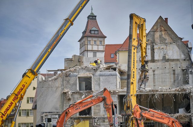 In Stuttgart Stadtbild-prägend: Abrissbagger. 