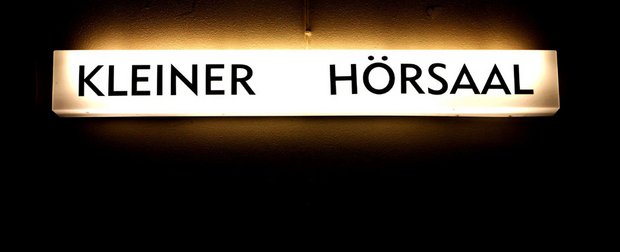 Schild "Kleiner Hörsaal"