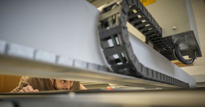 Exaktes Arbeiten: Student Alexander Kremb schneidet die nächste Verpackung zu.