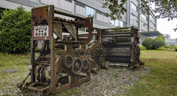 Alte Druckmaschinen rosten vor sich hin im Vorgarten des Bechtle Verlags, einst Herausgeber der "Eßlinger Zeitung". Foto: Joachim E. Röttgers