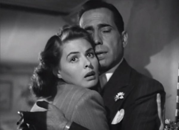 Ingrid Bergman and Humphrey Bogart kommen sich in "Casablanca" zu nah. Screenshot: <a href="https://en.wikipedia.org/wiki/en:Casablanca_(film)" class="extiw" title="w:en:Casablanca (film)">Casablanca</a> trailer, Gemeinfrei Ingrid Bergman and Humphrey Bogart kommen sich in "Casablanca" zu nah. Screenshot: <a href="https://en.wikipedia.org/wiki/en:Casablanca_(film)" class="extiw" title="w:en:Casablanca (film)">Casablanca</a> trailer, Gemeinfrei, <a href="https://commons.wikimedia.org/w/index.php?curid=39293328">Link</a>