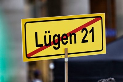 Unvorsichtiger Demonstrant. "Taktisches Verhältnis zur Wahrheit 21" muss es heißen. Foto: Joachim E. Röttgers