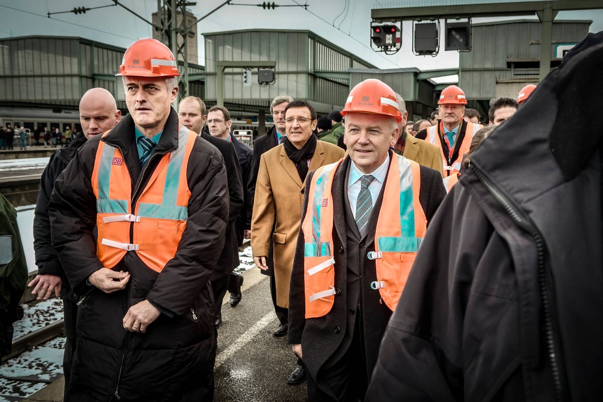 Bundesverkehrsminister Peter Ramsauer (CSU) weiß: Der Mann von Welt schließt vor wichtigen Anlässen den Reißverschluss. Grube weiß das natürlich auch.