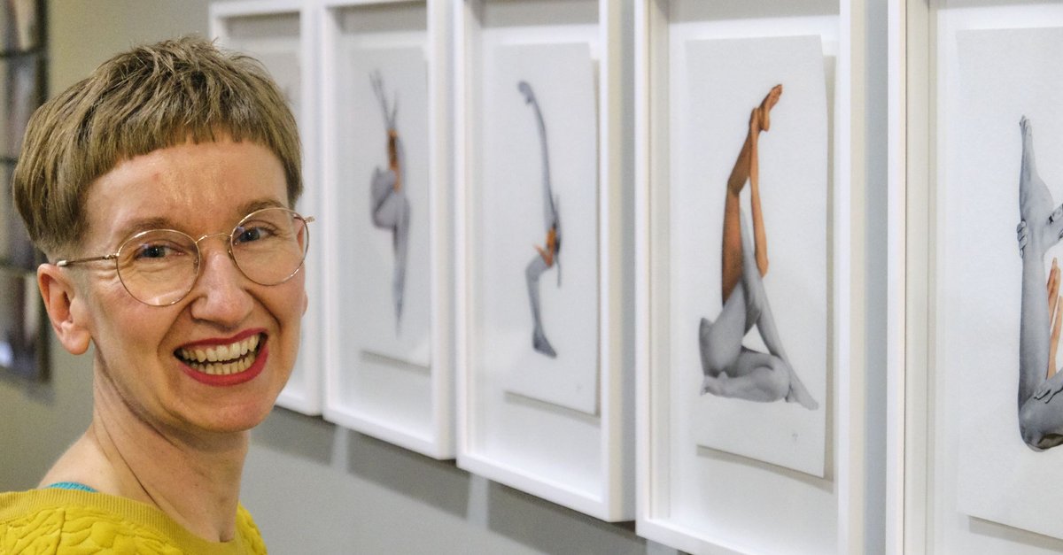 Die Ästhetik von Yoga-Büchern der 1980er-Jahre: Yvonne Rudisch vor ihren Collagen.