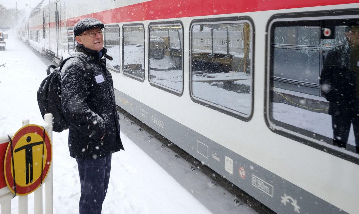 Praxiserfahrung kann in diesem Amt nicht schaden: Verkehrsminister Winfried Hermann (Grüne) fährt Bahn. Fotos: Joachim E. Röttgers