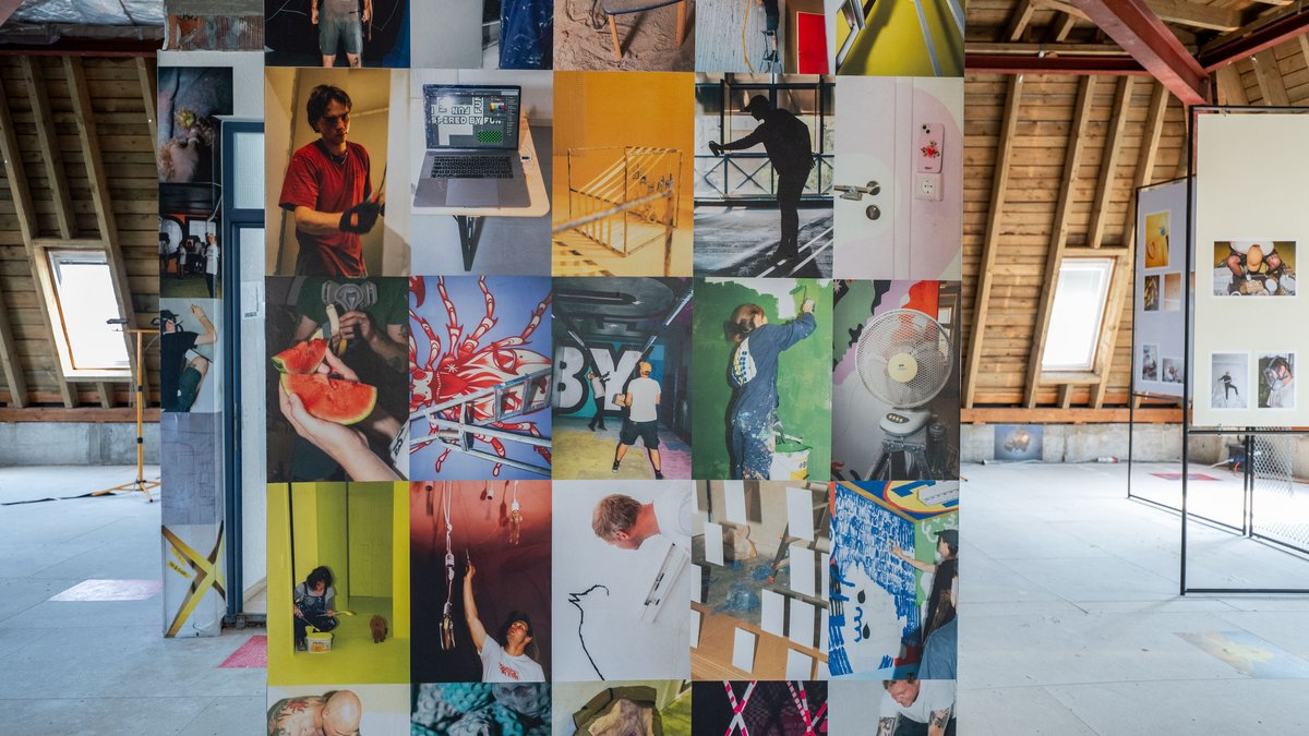 Unterm Dach der Johannesstraße 47b die Fotoausstellung über den Entstehungsprozess – sie wird die anstehende Sanierung des Hauses überdauern.