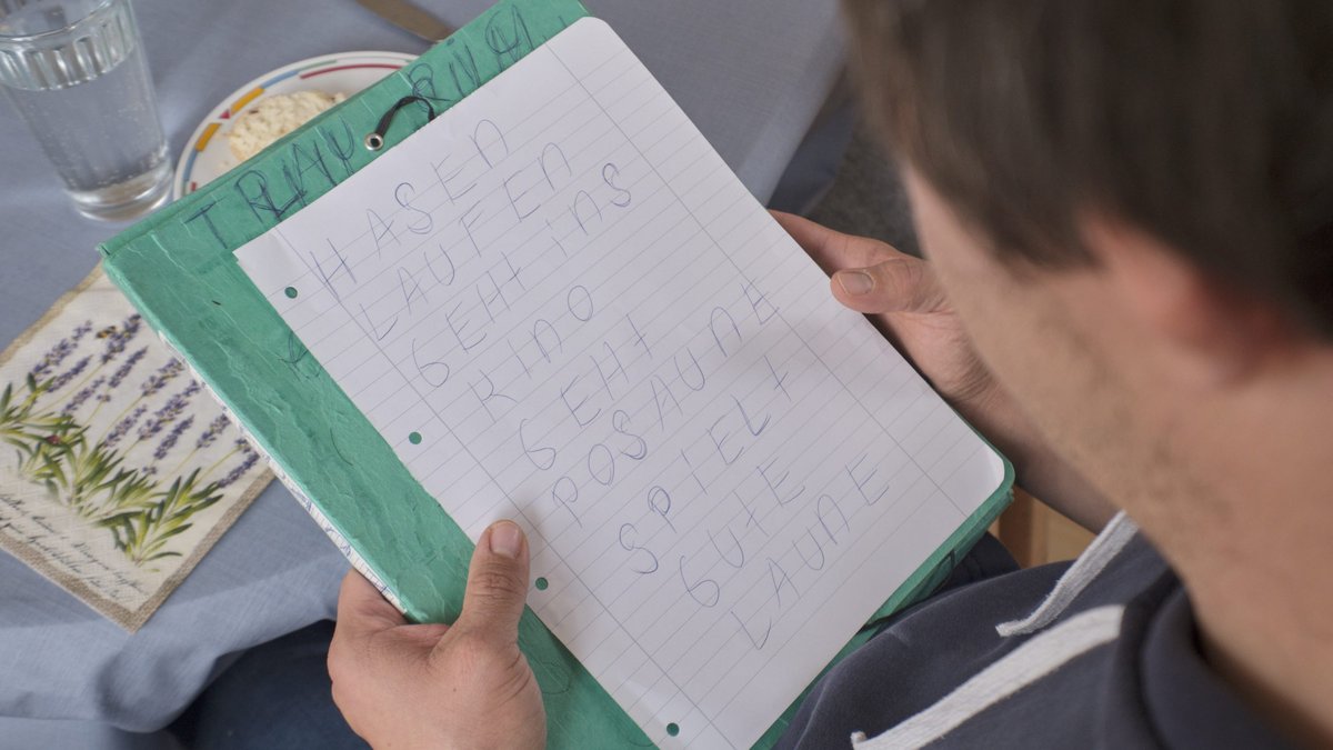 Sehr gern schreibt er Gedichte.