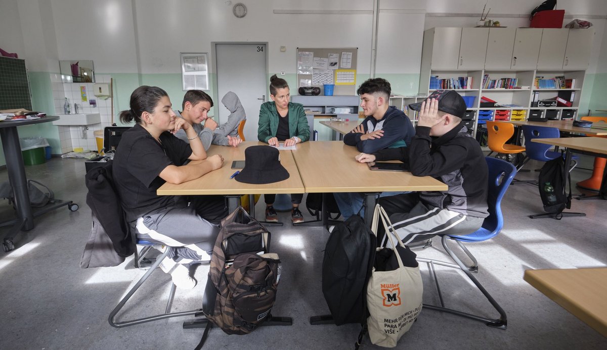 Fatih, Musa, David und Sadik argumentieren mit ihrer Lehrerin Jennifer Kurrle, warum auch Achtklässler:innen in der Pause das Schulgelände verlassen sollen dürften. Fotos: Joachim E. Röttgers