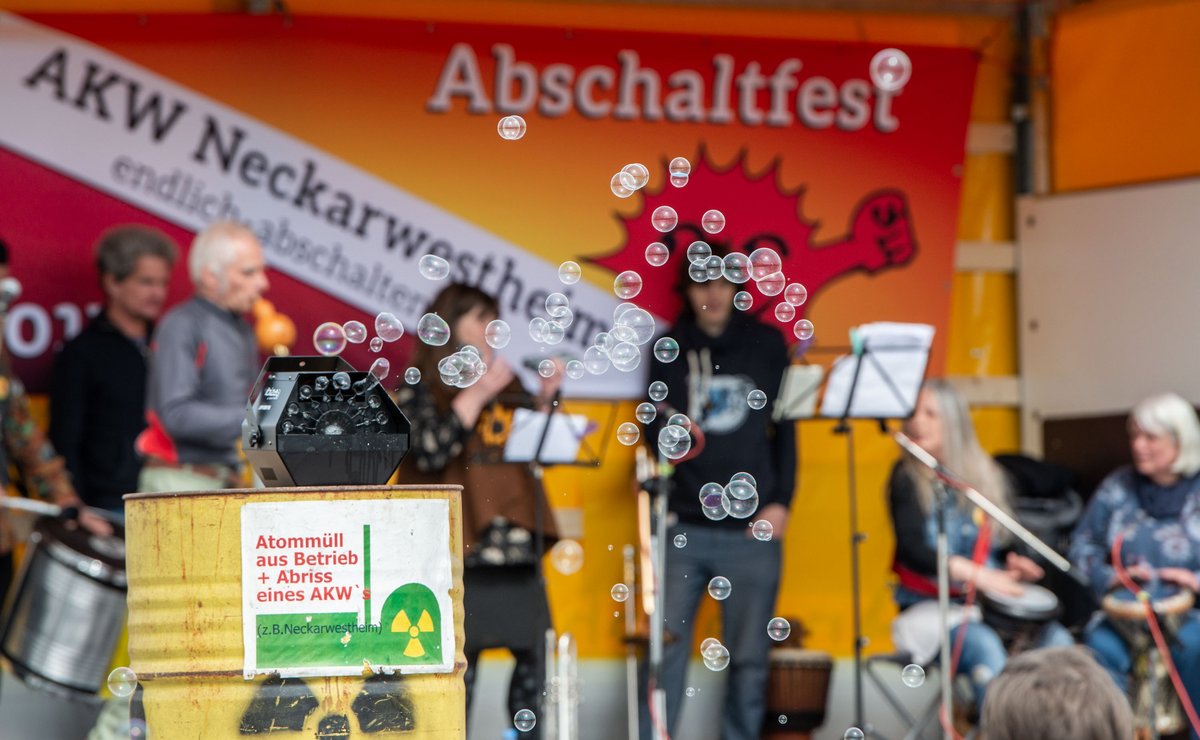 Musik und Seifenblase: Die Band Die Elf spielt auf der Festbühne.