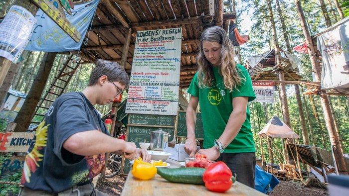 Mit geretteten und gespendeten Lebensmitteln versorgen Charlie Kiehne und Samuel Bosch die Mitaktivist:innen im Altdorfer Wald. Foto: Jens Volle