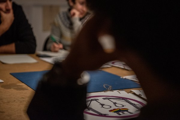 Sie wollen lieber nicht erkannt werden: Iranische Aktivist:innen in der Kontext-Redaktion. Foto: Jens Volle